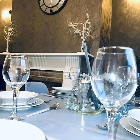 Ashton House Holiday home Leeds (West Yorkshire)