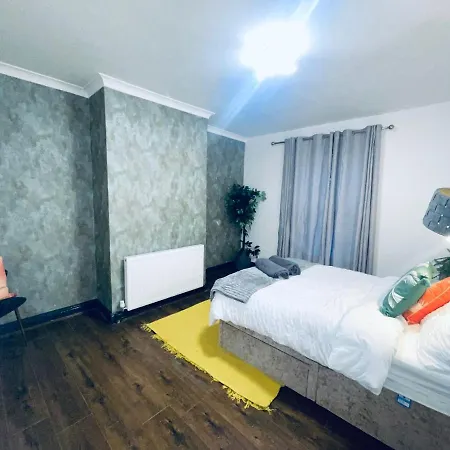 Ashton House Holiday home Leeds (West Yorkshire)
